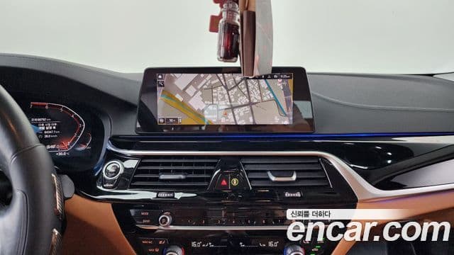 BMW 5 Series 2020 — фото 12 из 20