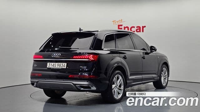 Audi Q7 2021 — ფოტო 2/20