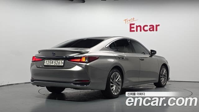 Lexus ES300h 2021 — ფოტო 2/20