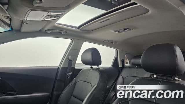 Kia Niro 2020 — ფოტო 18/20