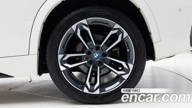 BMW iX1 2023 — ფოტო 8/20