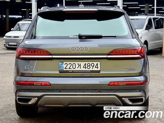 Audi Q7 2021 — ფოტო 2/20