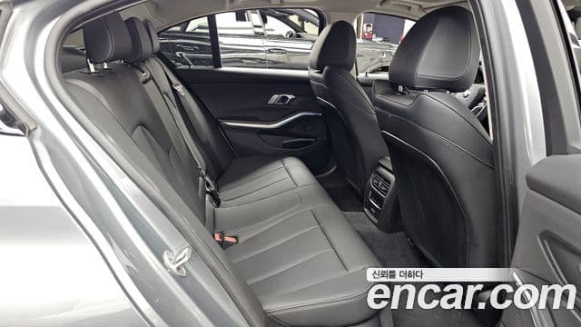BMW 3 Series 2025 — фото 12 из 20