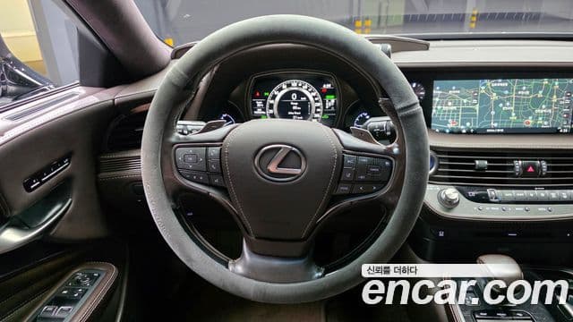 Lexus LS500h 2018 — ფოტო 13/20