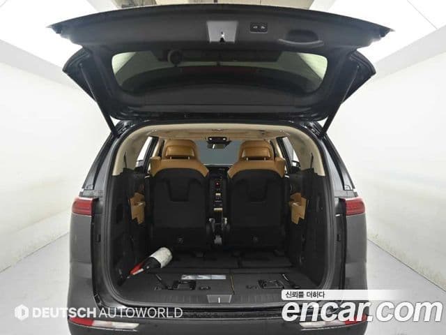 Kia Carnival 2022 — ფოტო 19/20