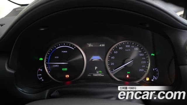 Lexus NX300h 2018 — ფოტო 8/20