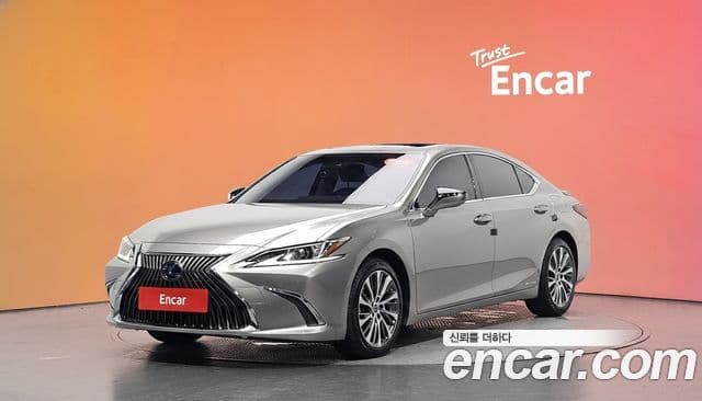 Lexus ES300h 2018 — Фото 1/20