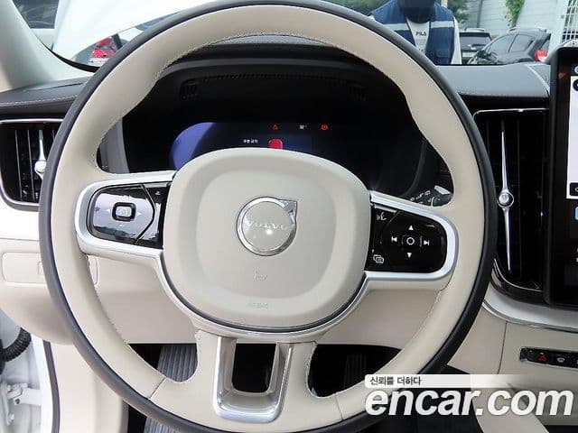 Volvo XC60 2025 — ფოტო 8/20