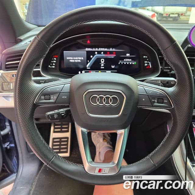 Audi Q8 2023 — Photo 5/11