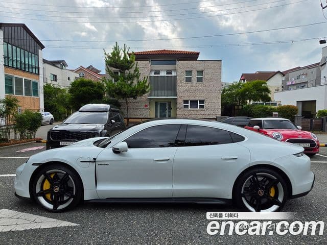 Porsche Taycan 2021 — ფოტო 12/18