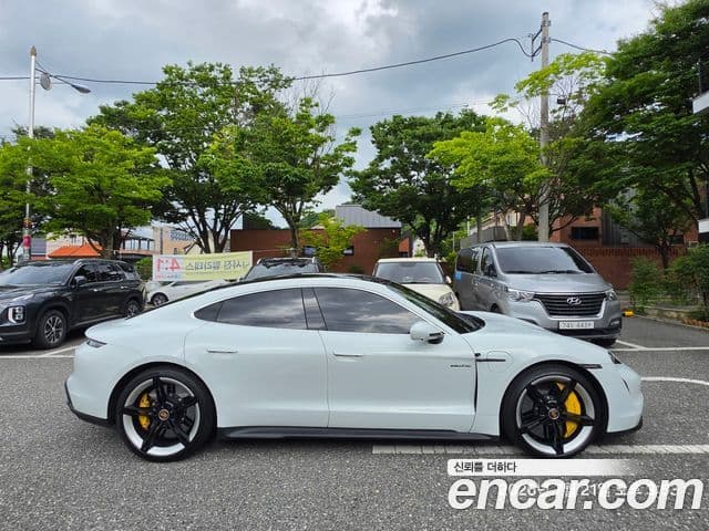 Porsche Taycan 2021 — ფოტო 11/18