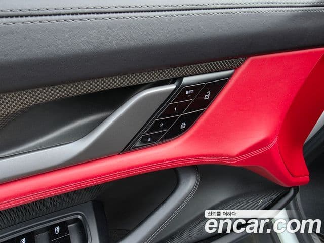 Porsche Taycan 2021 — ფოტო 8/18