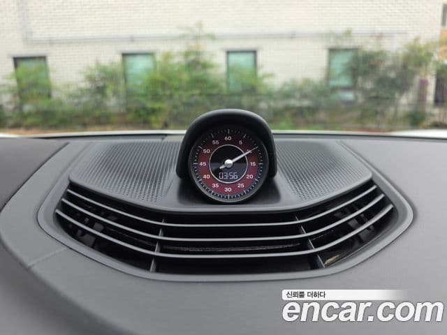 Porsche Taycan 2021 — ფოტო 13/18