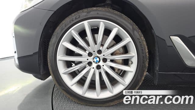 BMW 5 Series 2023 — Photo 1/36