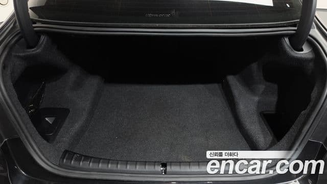 BMW 5 Series 2023 — Photo 32/36