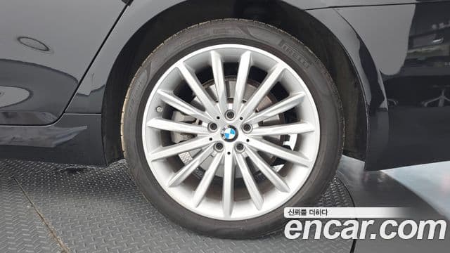BMW 5 Series 2023 — Photo 28/36