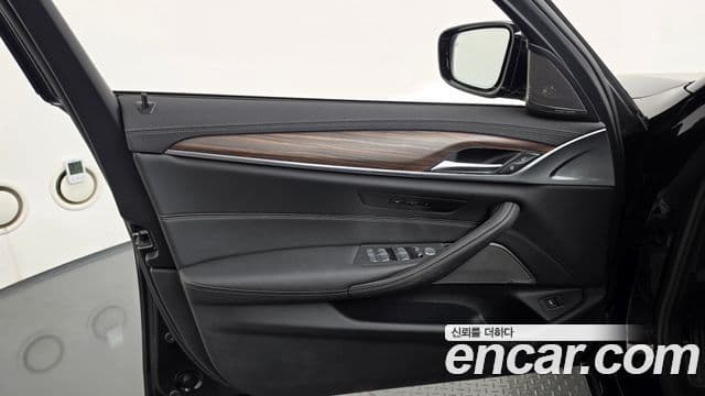 BMW 5 Series 2023 — Photo 33/36