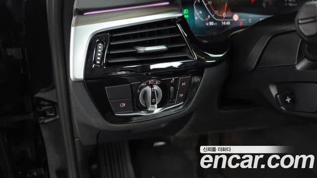 BMW 5 Series 2023 — Photo 10/36