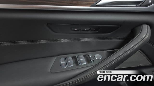BMW 5 Series 2023 — Photo 7/36