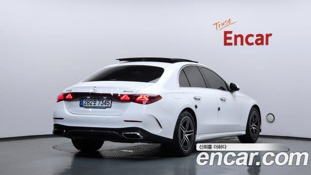 Mercedes-Benz E-Class 2025 — Photo 18/35