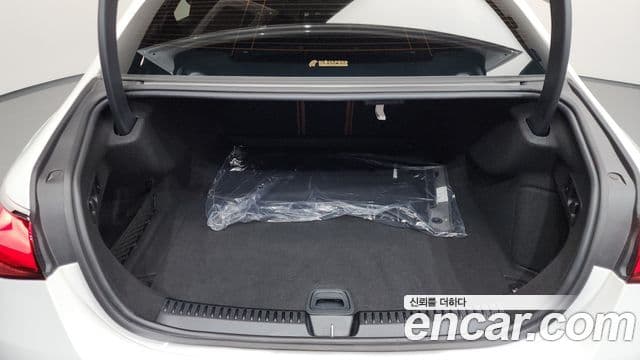 Mercedes-Benz E-Class 2025 — Photo 22/35