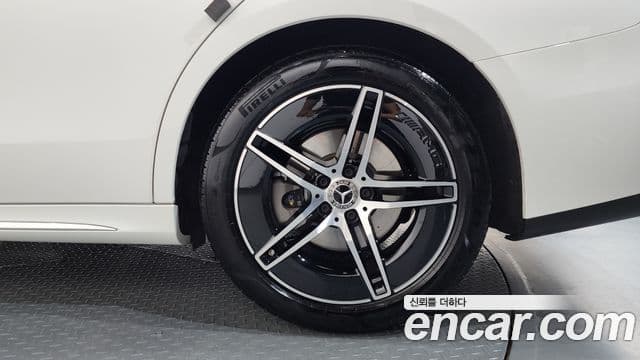 Mercedes-Benz E-Class 2025 — Photo 2/35