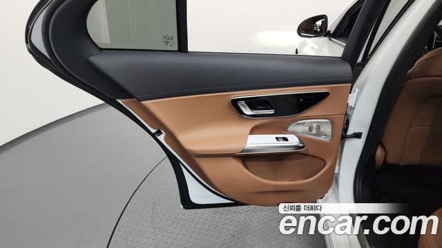Mercedes-Benz E-Class 2025 — Photo 21/35