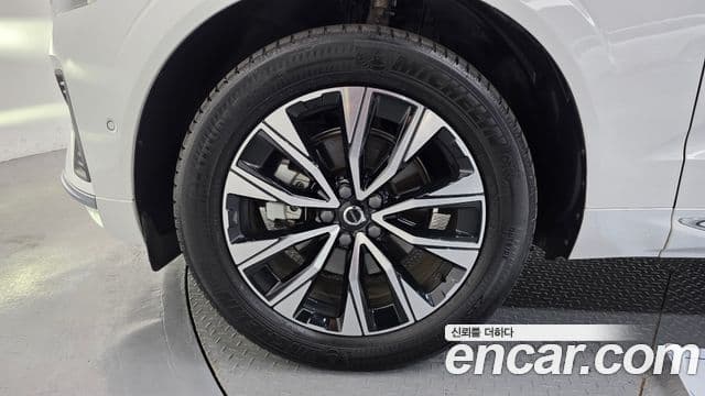Volvo XC60 2023 — Şəkil 28/34