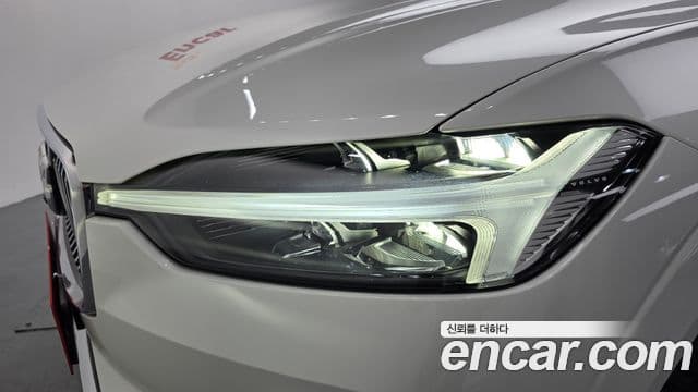 Volvo XC60 2023 — Şəkil 24/34