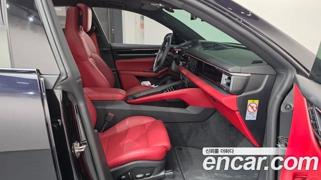 Porsche Macan EV 2025 — Photo 16/35