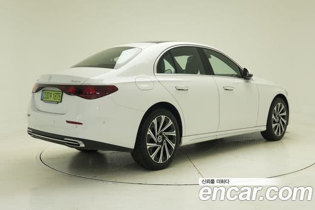 Mercedes-Benz E-Class 2025 — Photo 18/20