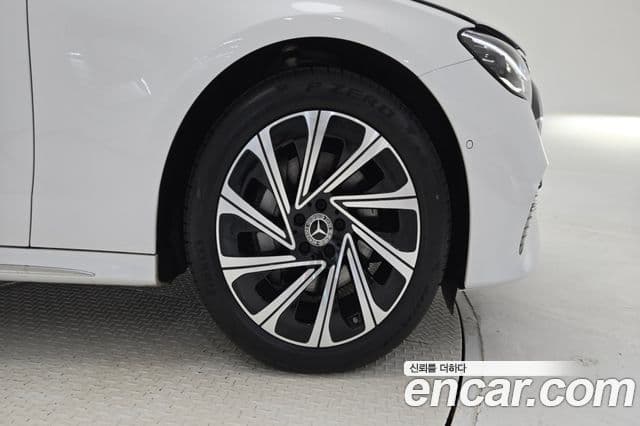 Mercedes-Benz E-Class 2025 — Photo 9/20