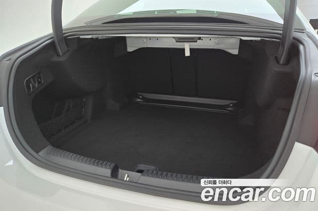 Mercedes-Benz E-Class 2025 — Photo 7/20