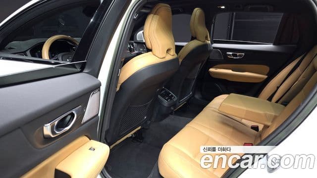 Volvo V60 Cross Country 2022 — Фото 11/20