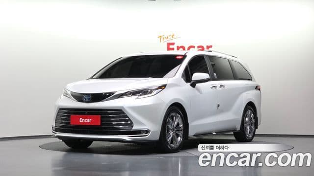 Toyota Sienna 2022 — Фото 1/20