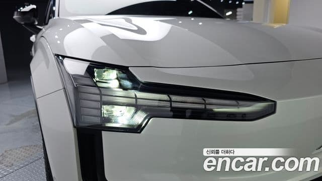 Volvo EX30 2025 — ფოტო 28/32