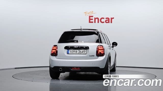 Mini Cooper 2021 — ფოტო 17/32