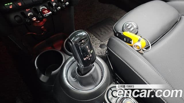 Mini Cooper 2021 — ფოტო 25/32