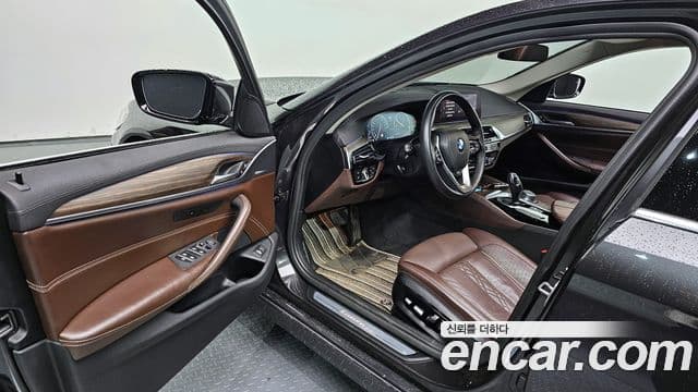 BMW 5 Series 2019 — Фото 11/20