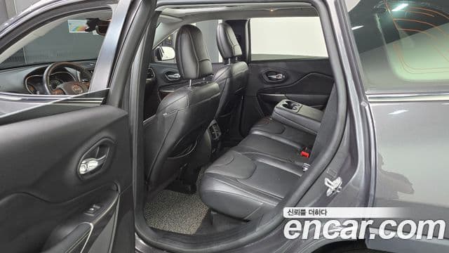 Jeep Cherokee 2021 — ფოტო 16/20