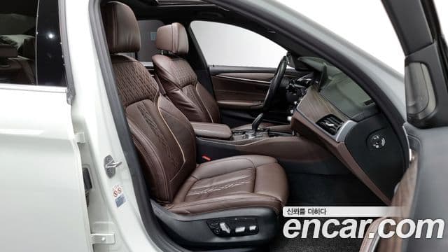 BMW 5 Series 2020 — фото 11 из 20