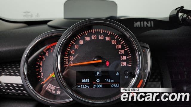 Mini Cooper S 2019 — ფოტო 8/20