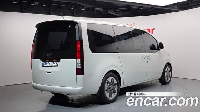 Hyundai Staria 2023 — ფოტო 2/20