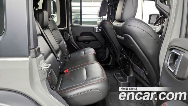Jeep Wrangler 2023 — фото 12 из 20