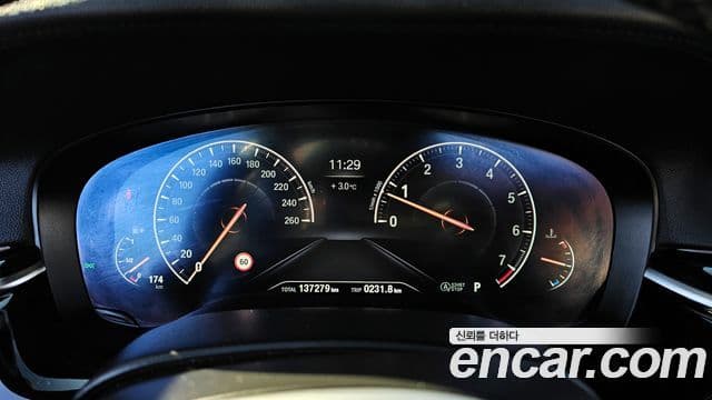 BMW 5 Series 2019 — ფოტო 8/20