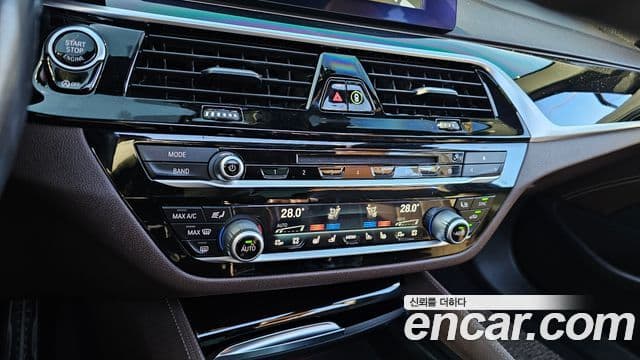 BMW 5 Series 2019 — ფოტო 16/20