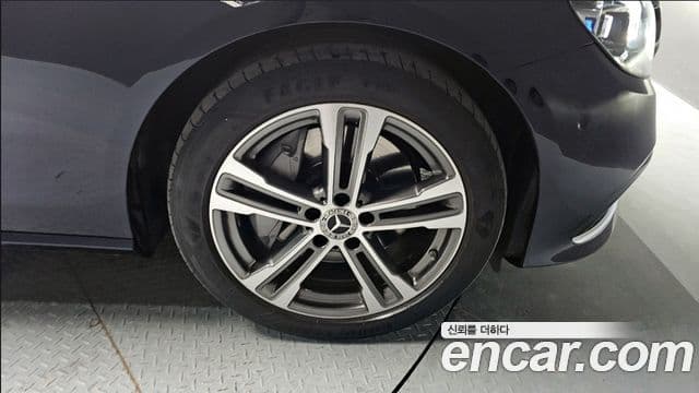 Mercedes-Benz E-Class 2022 — ფოტო 4/19