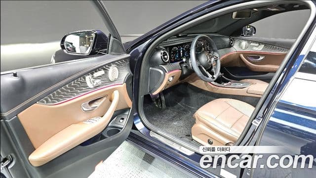 Mercedes-Benz E-Class 2022 — ფოტო 8/19