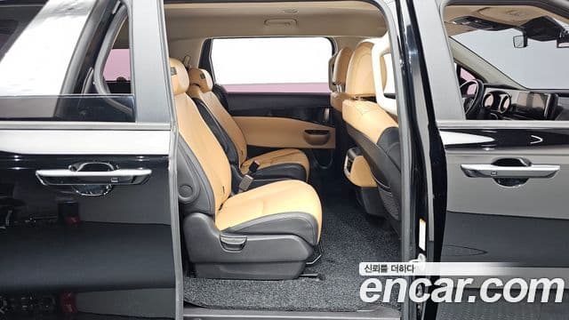 Kia Carnival 2021 — фото 12 из 20