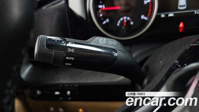 Kia Carnival 2021 — ფოტო 17/20